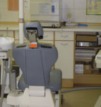 Ein Bild vom Behandlungsstuhl im Behandlungszimmer zwei